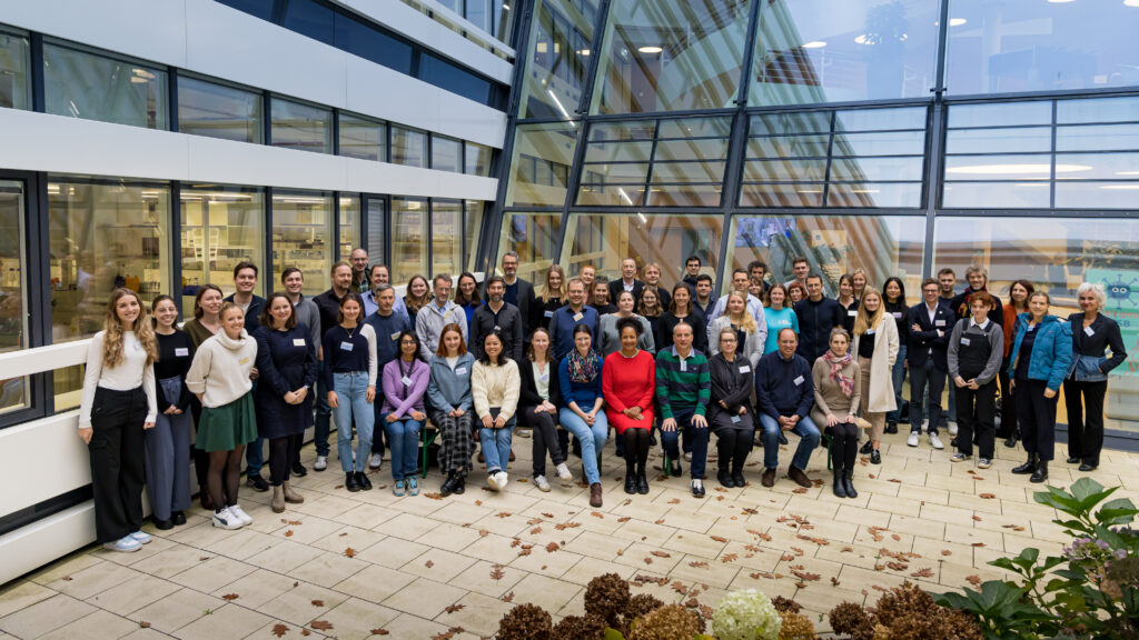 Foto: Gruppenfoto der Wissenschaftlerinnen und Wissenschaftler des Sonderforschungsbereichs 1648  unter der Leitung von Prof. Dr. Marylyn Addo.