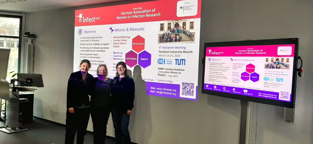 Foto: Dr. Dagmar Heuer, Prof. Dr. Gabriele Pradel und Dr. Alyssa Ingmundson beim Vortrag am Robert Koch-Institut in Berlin.